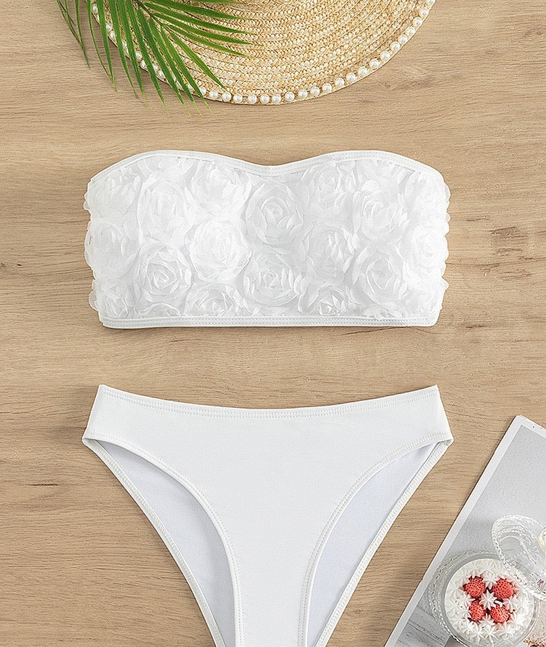 Bikini "Rose Allure" – Biała Elegancja w Kwiatowym Stylu